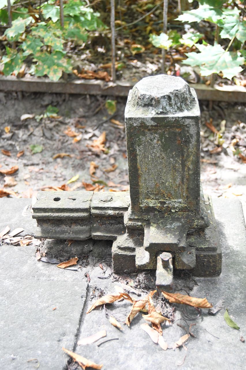 Detal z nagrobka Kierbedziów na cmentarzu Bajkowa w Kijowie, stan z 2021 r.