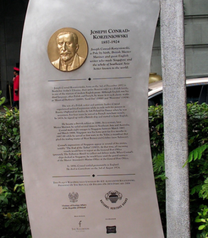 Tablica pamiątkowa Josepha Conrada-Korzeniowskiego w Singapurze z brązowym reliefem portretowym i tekstem po angielsku podkreślającym jego wkład w literaturę i związki z Azją Południowo-Wschodnią.