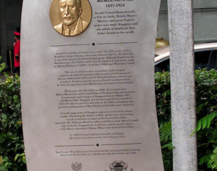 Tablica pamiątkowa Josepha Conrada-Korzeniowskiego w Singapurze z brązowym reliefem portretowym i tekstem po angielsku podkreślającym jego wkład w literaturę i związki z Azją Południowo-Wschodnią.