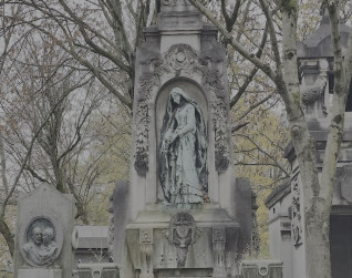 Nagrobek z aediculą z niszą, w której kobieta w dziewiętnastowiecznej sukni, z nakrytą głową, składa róże na grobie. Poniżej sarkofag z inskrypcjami i dekoracjami reliefowymi. Powyżej girlanda z liści i kwiatów.