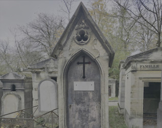 Kaplica neogotycka z ostrym dachem, ostrołukowe wejście obramowane listwami. Nad nim okno z maswerkiem w kształcie trójliścia. Metalowe drzwi z krzyżem łacińskim. Widoczne otaczające grobowce.