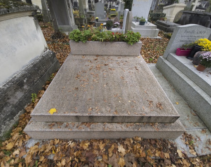 Nagrobek Susan Aberman oraz Itzeka i Narcyzy Działowskich. Ukośna, płaska płyta nagrobna o uskokowym profilu na wysokim cokole. Przy wezgłowiu prostokątna kamienna żardiniera z roślinami. Na płycie leżą opadłe liście.