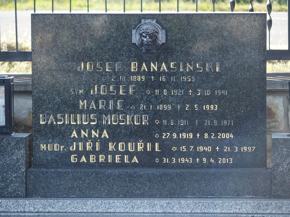 Photo montrant Pierre tombale des familles Banasinski, Kouřil et Moskor