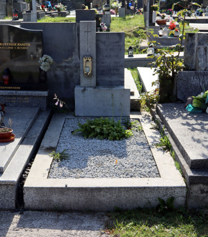 Grób rodzin Kuttler i Firut z nagrobkiem na cokole, z wyrytą inskrypcją. Do nagrobka przylega wyższy bloczek z wyrytym krzyżem.