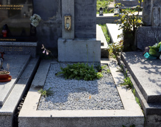 Grób rodzin Kuttler i Firut z nagrobkiem na cokole, z wyrytą inskrypcją. Do nagrobka przylega wyższy bloczek z wyrytym krzyżem.