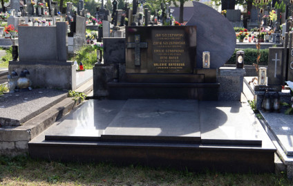Grób rodziny Szczepańskich z trójdzielną płytą nagrobną. Środkowa część szersza i wyższa, z inskrypcją ryta i wypukłorzeźbionym krzyżem. Stela na dwustopniowym cokole.