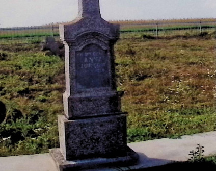 Nagrobek Anny Jurków z krzyżem na dwustopniowym cokole i podstawie, wspólnej z nagrobkami ukraińskimi. Krzyż ma guzki na ramionach i metalową figurkę Chrystusa. Drugi stopień zakończony daszkiem, z inskrypcją w płycinie.