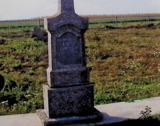 Nagrobek Anny Jurków z krzyżem na dwustopniowym cokole i podstawie, wspólnej z nagrobkami ukraińskimi. Krzyż ma guzki na ramionach i metalową figurkę Chrystusa. Drugi stopień zakończony daszkiem, z inskrypcją w płycinie.