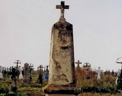 Nagrobek z krzyżem na obelisku, z reliefem twarzy Chrystusa i inskrypcją. Poniżej relief gałązki z kwiatami. Podstawa ma trzy stopnie o różnych profilach.