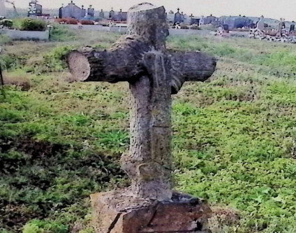 Nagrobek Anastazji i Jana Rudnickich z krzyżem stylizowanym na pień drzewa na cokole w formie skałek. Przez ramiona krzyża przełożona płaskorzeźbiona wstęga. Na froncie tablica w formie zwoju z inskrypcją.