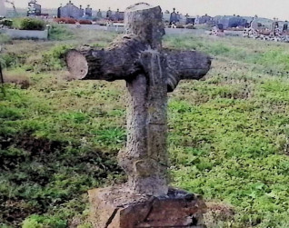 Nagrobek Anastazji i Jana Rudnickich z krzyżem stylizowanym na pień drzewa na cokole w formie skałek. Przez ramiona krzyża przełożona płaskorzeźbiona wstęga. Na froncie tablica w formie zwoju z inskrypcją.