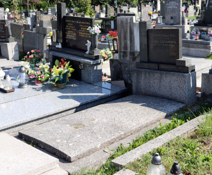 Grób Jana Piechaczka i Marii Szlagorowej z nagrobkiem, na którym po lewej stronie znajduje się krzyż, a po prawej inskrypcja. Grób ozdobiony kwiatami i zniczami.