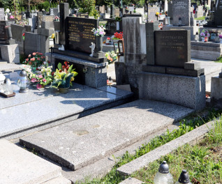 Grób Jana Piechaczka i Marii Szlagorowej z nagrobkiem, na którym po lewej stronie znajduje się krzyż, a po prawej inskrypcja. Grób ozdobiony kwiatami i zniczami.