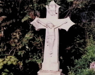 Nagrobek z krzyżem na cokole. Krzyż ma rombiodalne zakończenia i wypukłorzeźbioną figurę Chrystusa oraz titulusem, pomalowane na srebrno. Cokół bogato profilowany z płytą inskrypcyjną i medalionem Matki Bożej.