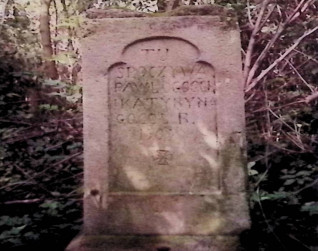 Nagrobek Katarzyny i Pawła Gogolów z dwustopniowym cokołem. Górny stopień ma prostokątną płycinę z łukiem trójlistnym i inskrypcją. Poniżej ryty krzyż maltański. Niższy stopień ma ścięte górne krawędzie.