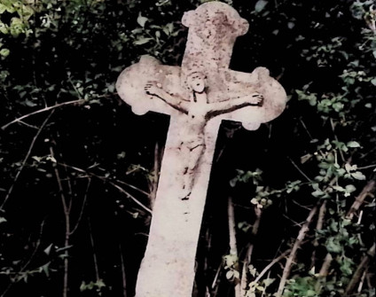 Nagrobek z krzyżem na zwężającym się cokole. Krzyż ma ramiona zakończone trójliściem i relief Chrystusa z czaszką i piszczelami. Cokół ma ścięte krawędzie i inskrypcję.