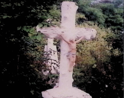 Nagrobek z krzyżem stylizowanym na pień drzewa na cokole z poziomych belek i dwustopniowej podstawie, z figurą Chrystusa. Cokół ma czterospadową, profilowaną płytę wierzchnią i prostokątną tablicę inskrypcyjną.