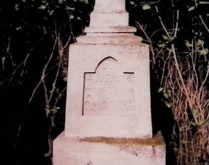 Nagrobek Józefy Miller z krzyżem na dwustopniowym cokole. Cokół zwęża się ku górze, z prostokątną płyciną zakończoną łukiem i trójkątnymi polami. Na płycinie wyryta inskrypcja.