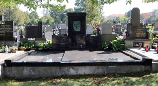 Grób rodzin Sznapka i Kwiczala z trójdzielną stelą z reliefem Chrystusa w koronie cierniowej. Otoczony prostopadłościennymi blokami i roślinami, znajduje się na cmentarzu.