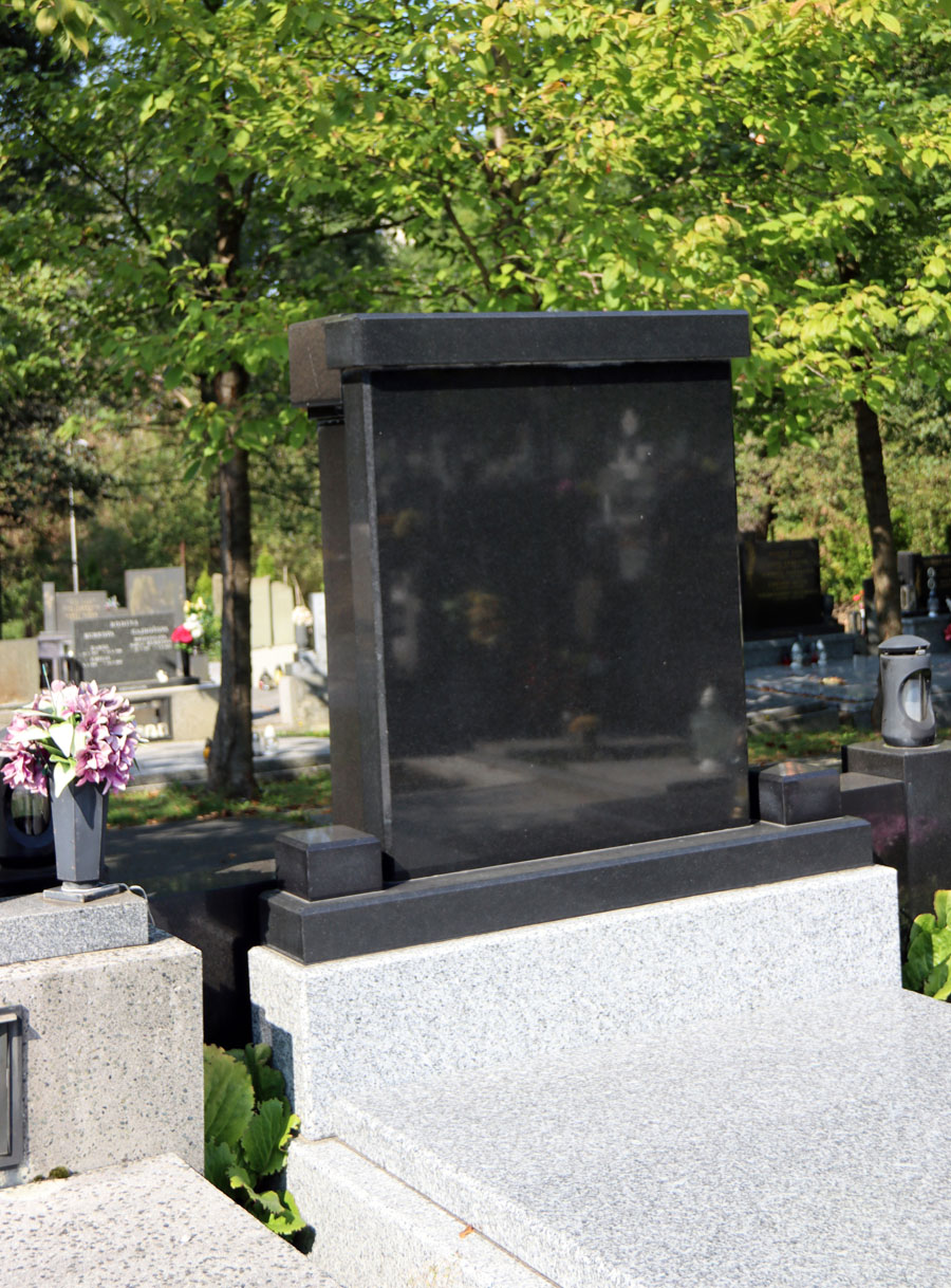 Photo montrant Pierre tombale des familles Sznapka et Kwiczala