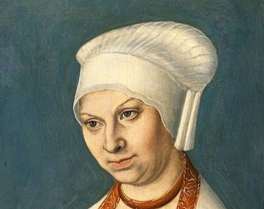 Portret kobiety w białej chuście i czerwonym haftowanym kołnierzu na niebieskim tle. Obraz przypisywany Lucasowi Cranachowi Starszemu.