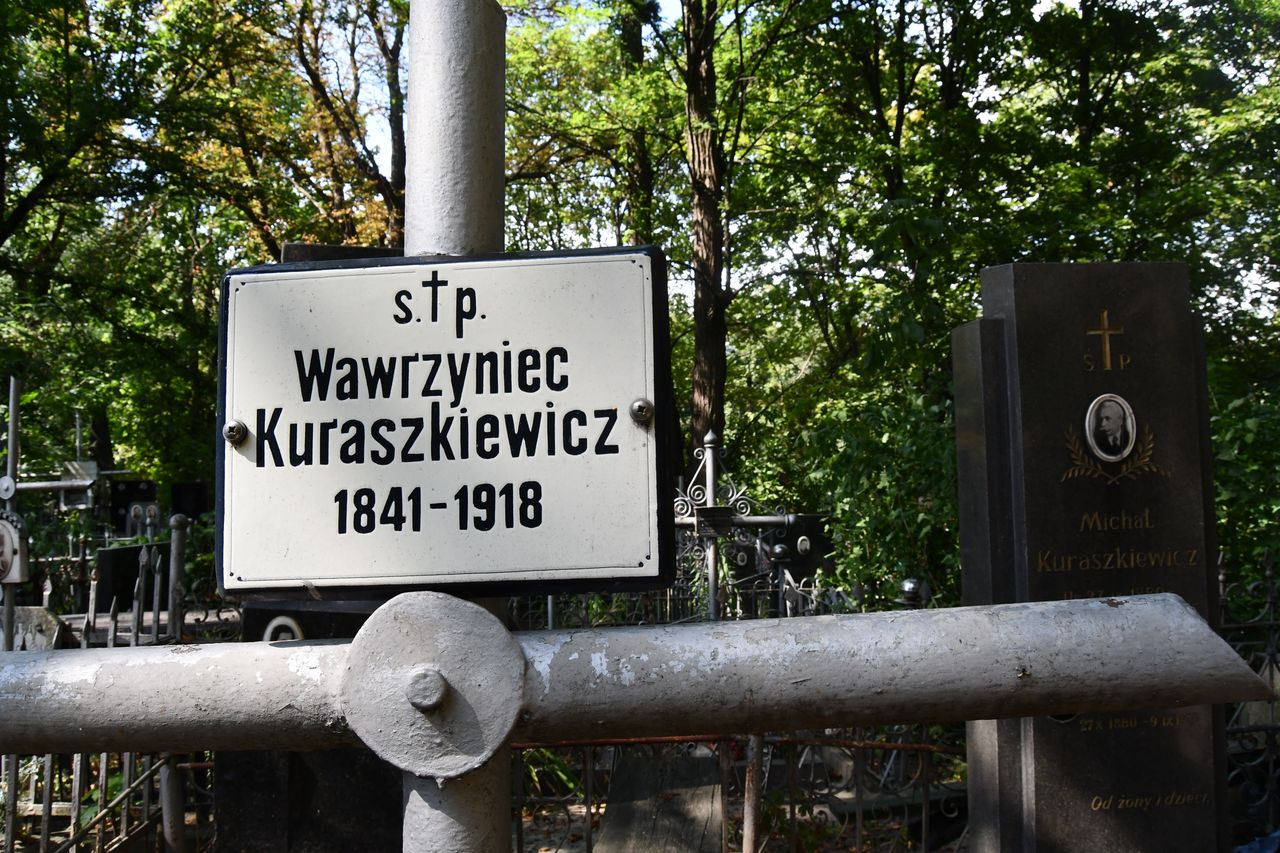 Fragment nagrobka Wawrzyńca Kuraszkiewicza, cmentarz Bajkowa w Kijowie, stan z 2021.