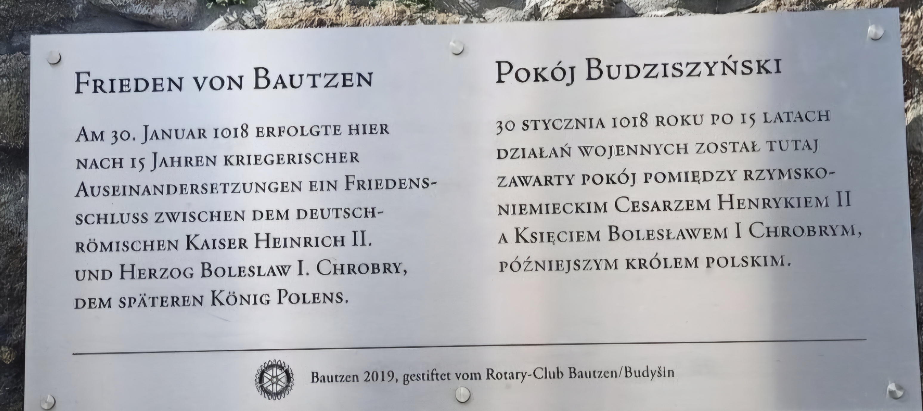 Пам'ятна дошка миру в Будишині, Німеччина. Текст німецькою та польською мовами описує мирний договір, підписаний 30 січня 1018 року між імператором Генріхом II та князем Болеславом I Хоробрим.
