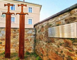 Forma przestrzenna „Obiekt dobrych myśli” autorstwa Mariana Bogusza na Wydziale Technicznym Uniwersytetu Fryderyka-Aleksandra w Erlangen, z kolorowymi panelami stalowymi otaczającymi centralną białą strukturę aluminiową.