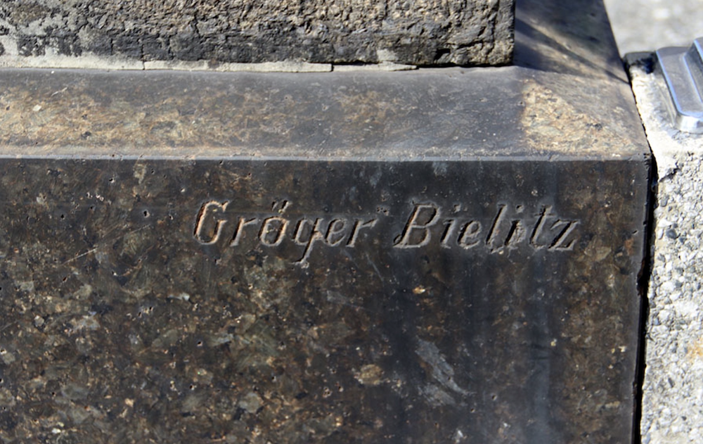 Photo showing Tombstone of the Plošky, Špičáky and N.N. Jachnický families