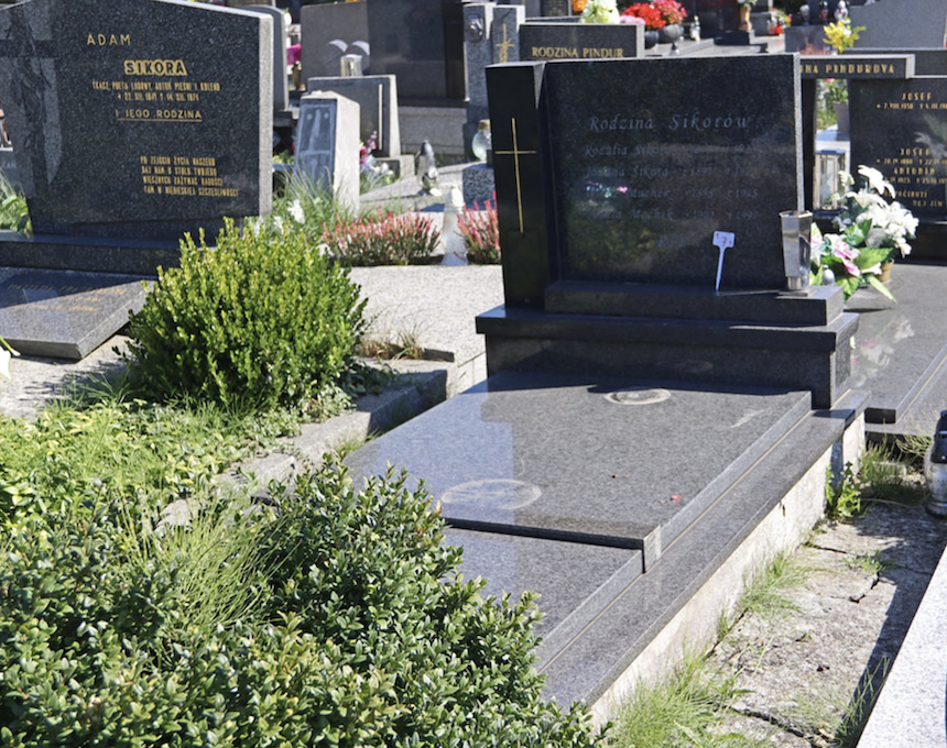 Photo montrant Pierre tombale des familles Machka et Sikora