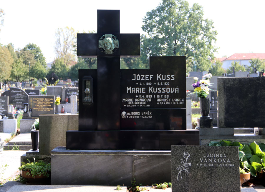 Photo showing Tombstone of the Kuss and Vaňek families