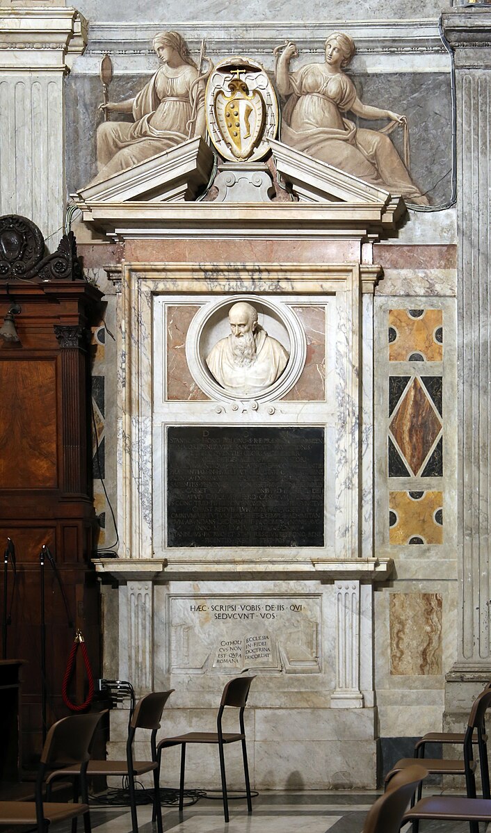 Tombeau du cardinal Stanisław Hozjusz à Santa Maria in Trastevere, Rome. Le tombeau présente un buste en marbre de Hozjusz dans une niche ovale, des inscriptions et un fronton triangulaire avec un blason. Deux figures allégoriques sont peintes au-dessus.