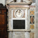 Photo montrant Pierre tombale du cardinal Stanislas Hosius dans la basilique Santa Maria in Trastevere
