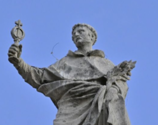 Posąg św. Jacka na kolumnadzie Berniniego na placu św. Piotra w Watykanie. Święty w habicie dominikańskim trzyma kustodię w prawej ręce i gałąź wawrzynu w lewej.