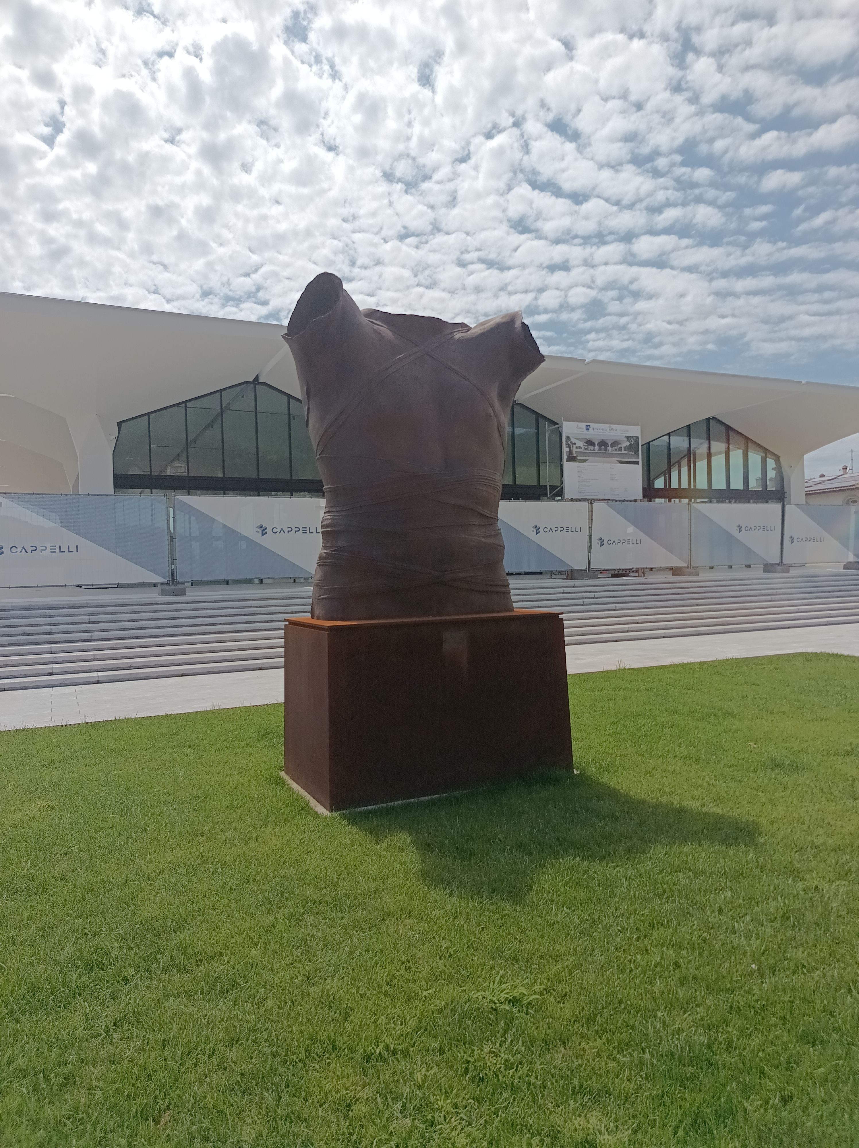 Photo montrant Catalogue des sculptures d\'Igor Mitoraj hors de Pologne