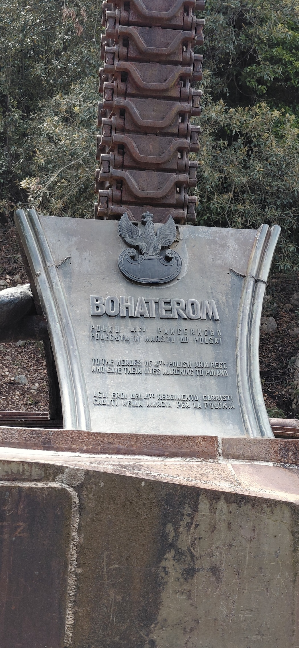 Photo montrant « Le Sultan » à Gardziela. Un char devenu monument à Monte Cassino