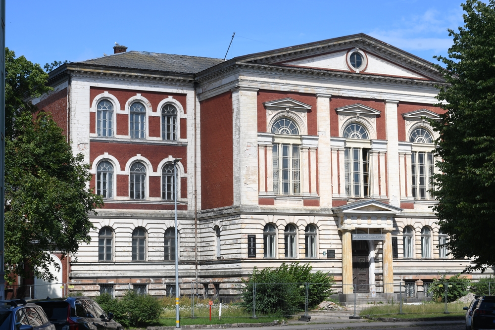 Photo showing Gimnazjum Mikołajowskie w Lipawie i tablice Narutowiczów