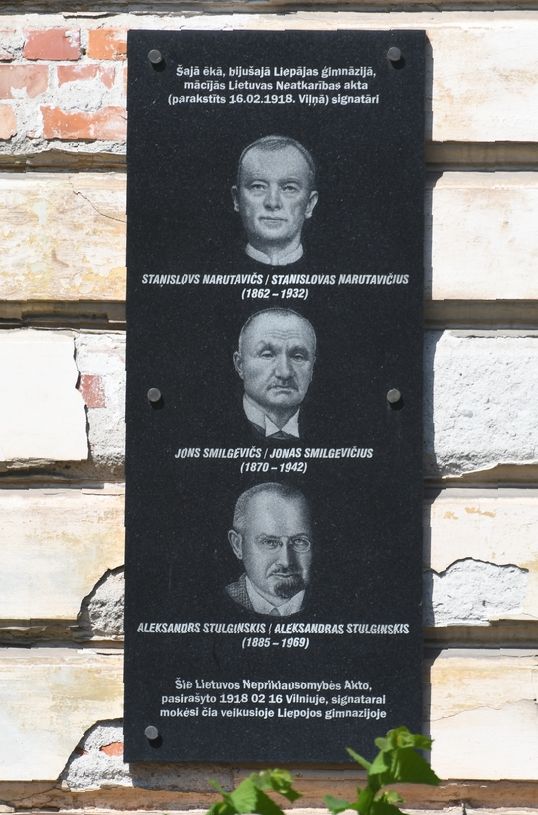 Photo showing Gimnazjum Mikołajowskie w Lipawie i tablice Narutowiczów