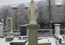 Photo montrant Zloczow (Ukraine) - travaux de restauration de tombes polonaises dans le cimetière de Zloczow