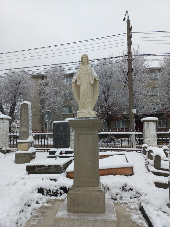 Photo montrant Zloczow (Ukraine) - travaux de restauration de tombes polonaises dans le cimetière de Zloczow