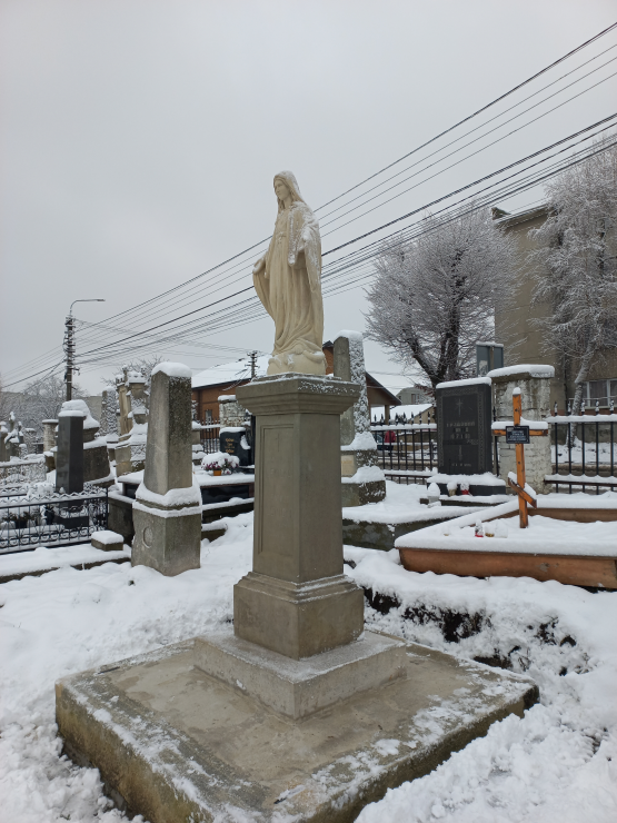 Photo montrant Zloczow (Ukraine) - travaux de restauration de tombes polonaises dans le cimetière de Zloczow