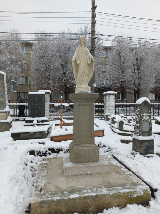 Photo montrant Zloczow (Ukraine) - travaux de restauration de tombes polonaises dans le cimetière de Zloczow