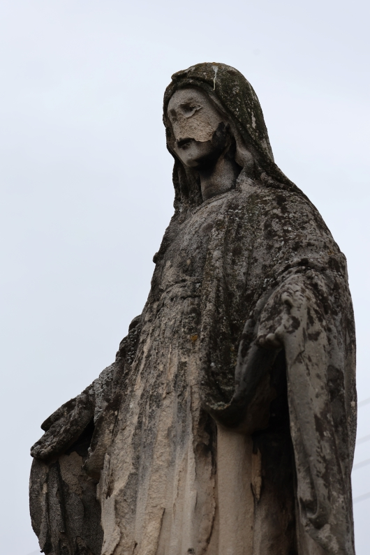 Photo montrant Zloczow (Ukraine) - travaux de restauration de tombes polonaises dans le cimetière de Zloczow