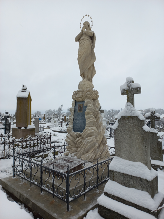 Photo montrant Zloczow (Ukraine) - travaux de restauration de tombes polonaises dans le cimetière de Zloczow