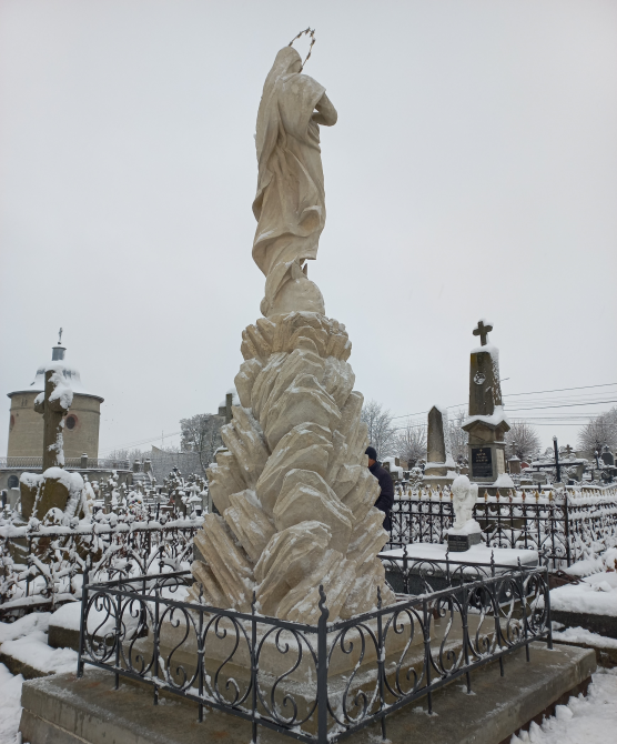 Photo montrant Zloczow (Ukraine) - travaux de restauration de tombes polonaises dans le cimetière de Zloczow