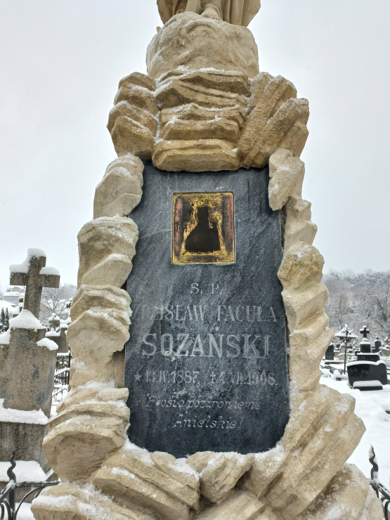 Photo montrant Zloczow (Ukraine) - travaux de restauration de tombes polonaises dans le cimetière de Zloczow