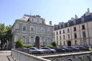 Petit Palais w Genewie, dwupiętrowy budynek w stylu Second Empire z okazałą fasadą, widziany z Terrasse de Saint-Victor. Przed budynkiem zaparkowane są samochody, widoczny jest sąsiedni budynek.