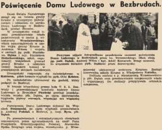 Czarno-biała fotografia przedstawia księdza w białej szacie podczas ceremonii poświęcenia nowego Domu Ludowego w Bezbrudach, otoczonego tłumem. Obraz jest częścią artykułu prasowego z 1939 roku.