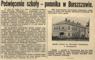 Artykuł prasowy o poświęceniu szkoły-pomnika w Borszczowie, 1939. Zawiera zdjęcie budynku szkoły poświęconego Marszałkowi Piłsudskiemu z podpisem poniżej.