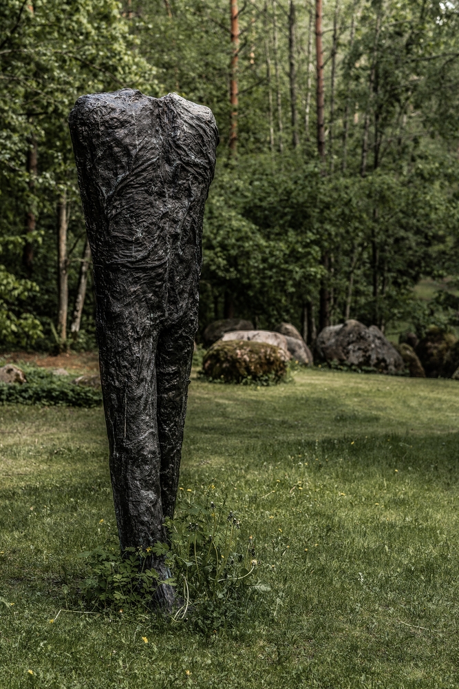 Fotografia przedstawiająca Rzeźby Magdaleny Abakanowicz w przestrzeni otwartej